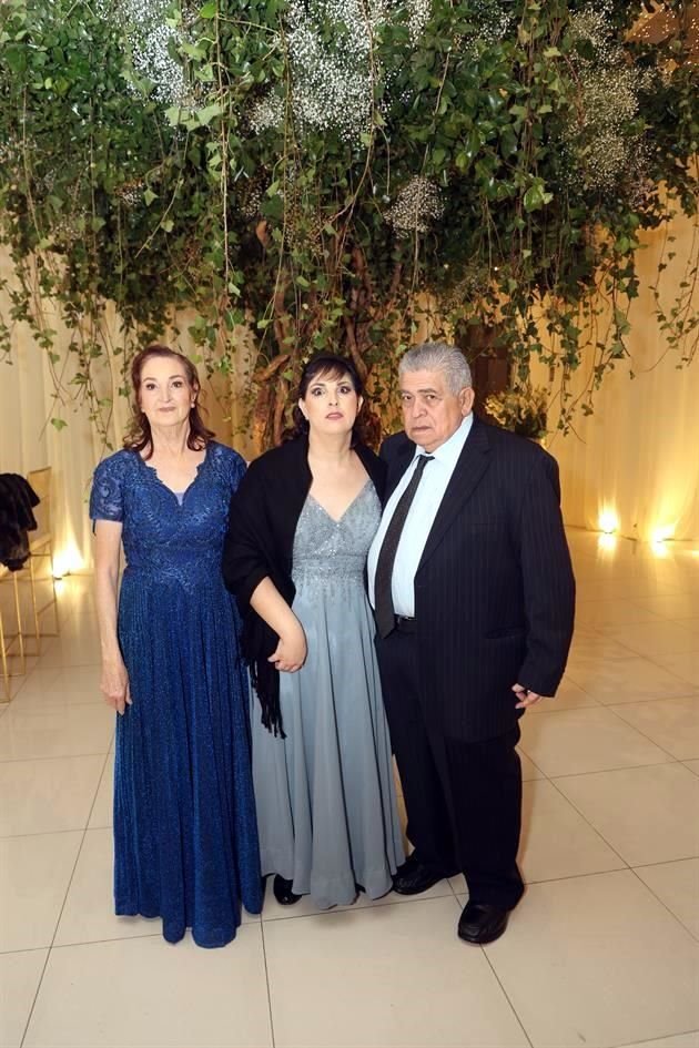 María Esther Elizondo, Patricia Elizabeth Treviño y Rodolfo Treviño