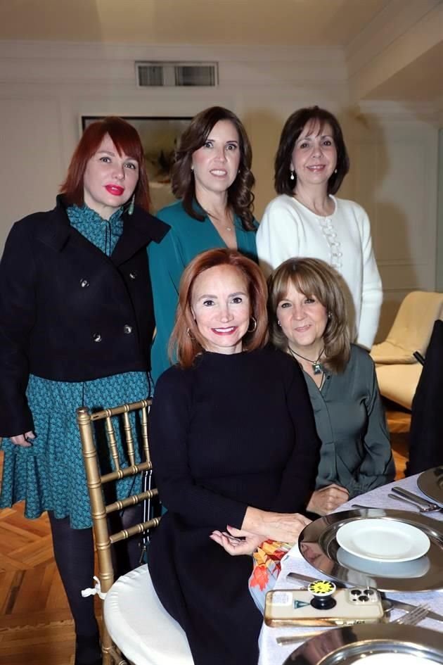 Ivette Olivares, Patricia Kavande, Martha Canales, Yaya Olivares y Margarita Rodríguez