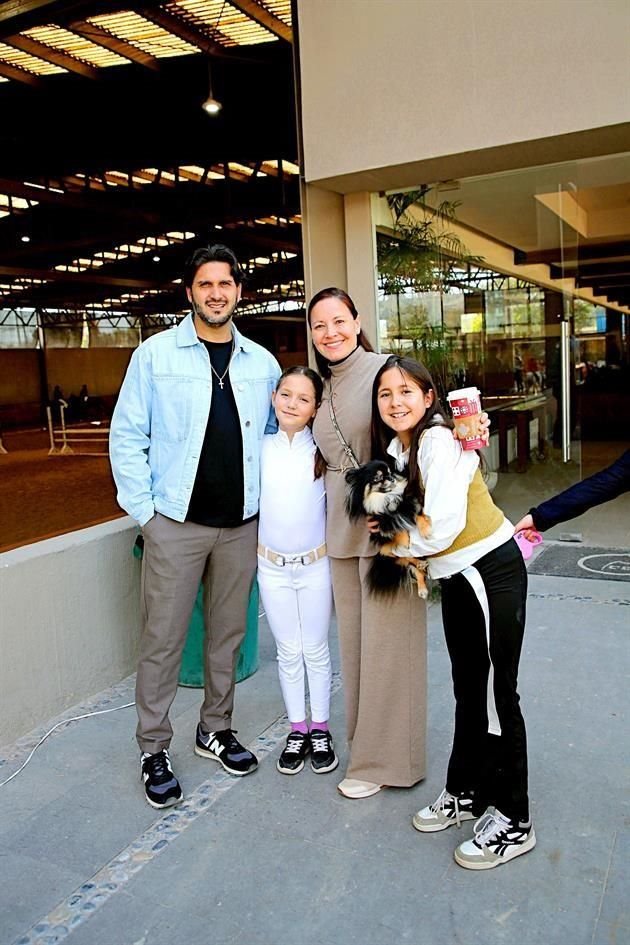 Javier González, Mayela Treviño con Alessa Rodríguez e Ivanna Rodríguez y 'Stitch'