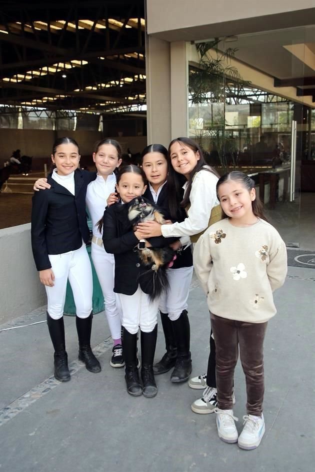 Ana Núñez, Alessa Rodríguez, Isabela Valentina Belén, Ivanna Rodríguez, Sofía Isabela Villarreal, Catalina Aldape con 'Stitch'