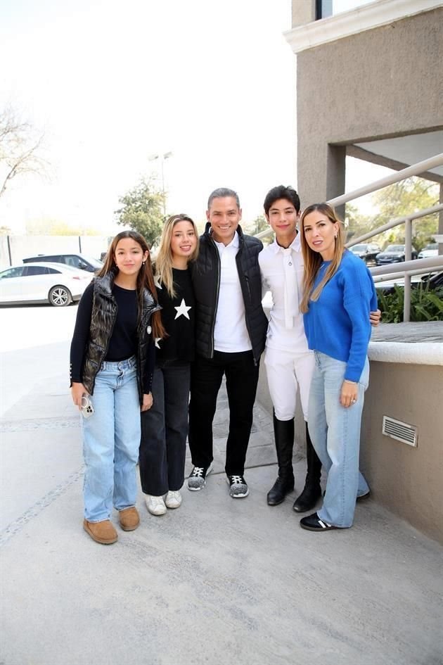 Mariana Barrón, Fernanda Barrón, Emeterio Barrón, Roberto Barrón y Nancy García