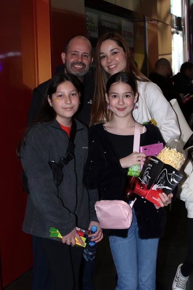 Adrián Albuerne, Gina Salazar, Marian Albuerne y Olivia Albuerne