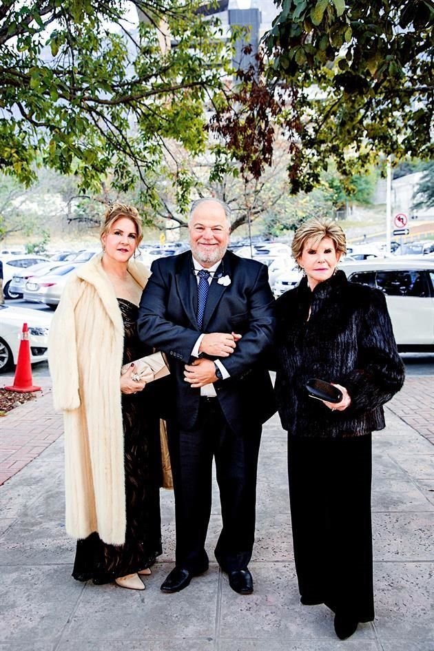 Karla Cebrián de Paredes, Manuel Paredes y Alicia Uribe de Cebrián