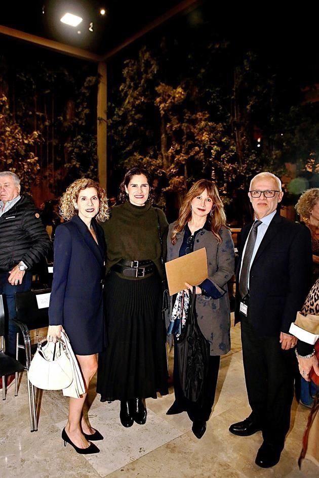 Claudia Yarte de Fernández, Lorena Guillé, Laura Pacheco y Javier López de Arriaga