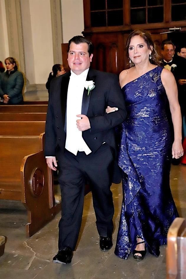 El novio con su mamá, Claudia Ruiz de Miñarro