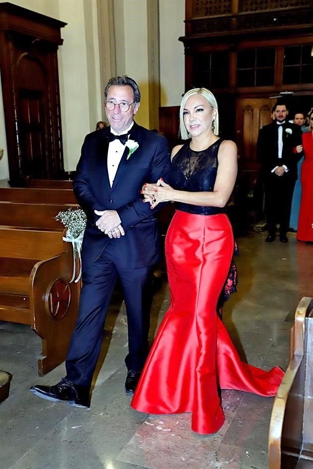 Ramiro José Miñarro Lagüera, papá del novio, y Alejandra Villarreal Castellanos, mamá de la novia