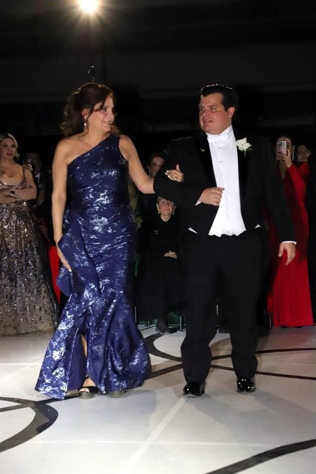 El novio con su mamá, Claudia Ruiz de Miñarro