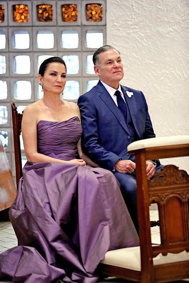 PAPÁS DE LA NOVIA. María del Rosario Domínguez de Quintanilla y Gabriel G. Quintanilla de la Garza