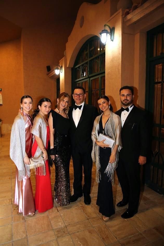 Carolina Camacho, Isabela Camacho, Alba de Camacho, Carlos Camacho, Valeria Camacho y Patricio Núñez