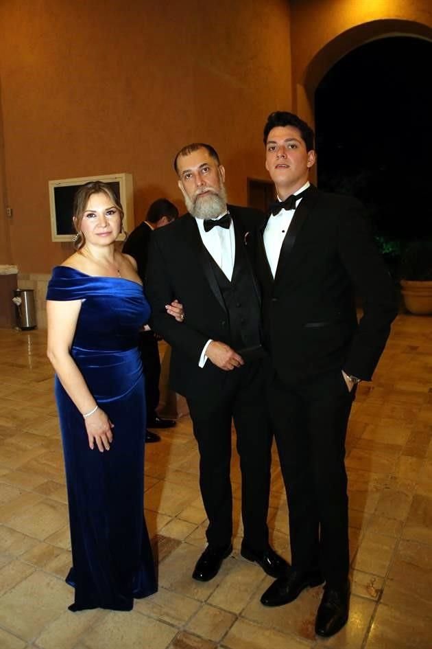 Claudia Montelongo, Mario Montelongo y Mario Montelongo