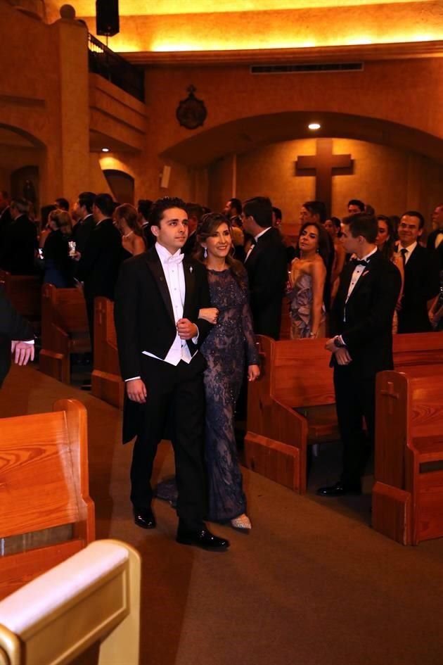 El novio con su mamá, Miriam Cristina Treviño Herrera<br>