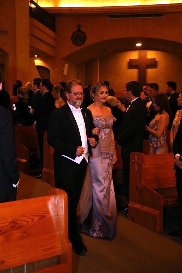 Rolando Horacio Treviño de la Garza, papá del novio, y Celeste Aída Ortiz Gutiérrez, mamá de la novia