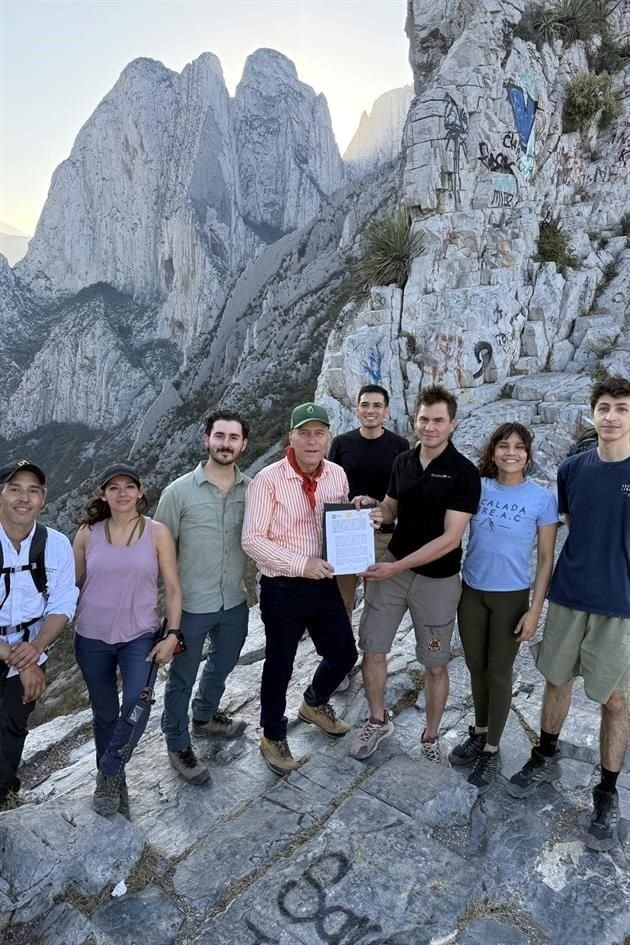 Integrantes de Escalada Libre y La Cumbre Cotidiana firmaron el convenio con la Secretaría de Medio Ambiente.