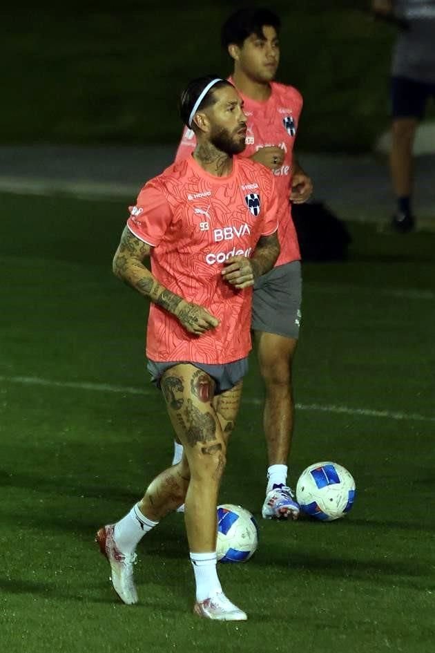 El histórico central español Sergio Ramos entrenó el lunes por primera vez en las instalaciones de El Barrial.