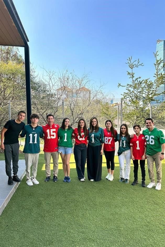 Luis Andrés Chávez, Alex Garza, Luis Francisco Chávez, Regina Garza, Anita Montalvo de Chávez, Marcela Montalvo de Garza, Ana Fernanda Chávez, Marian Garza, Emilio Chávez, Alejandro Garza