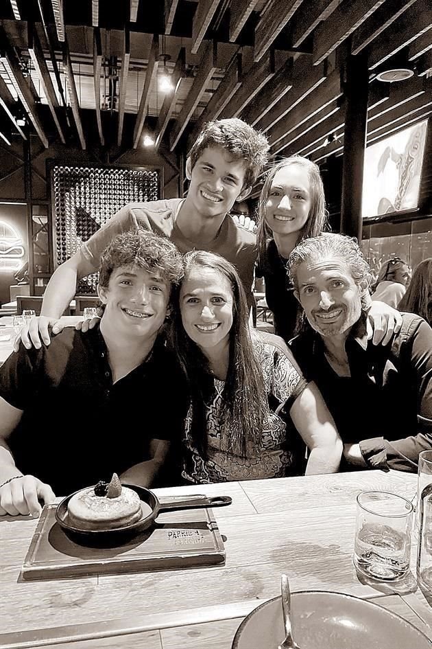 Con su esposa Blanca Estela Cantú de Flores, y sus hijos Patricio, Mariana y Marcelo Flores Cantú