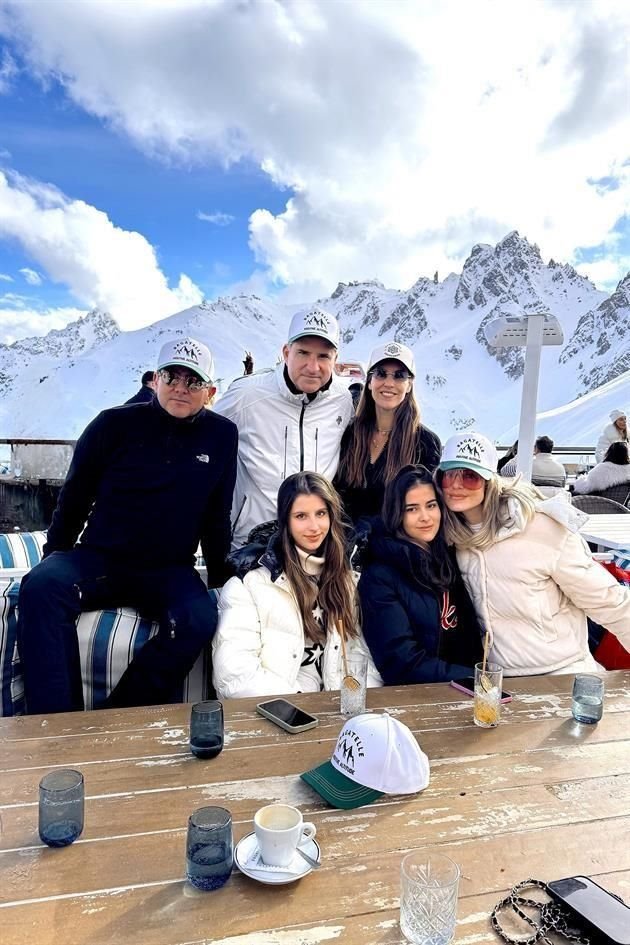 En Courchuve, Francia; acompañada de César Alanís, Goretti de Alanís, Romina Alanís y Romina de la Peña