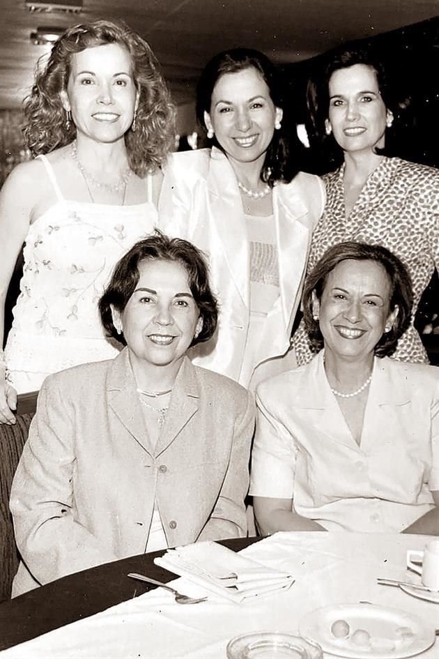 JOSEFINA CON SUS HERMANAS. Esther, Patricia, Catalina y Alicia Cueva Garza