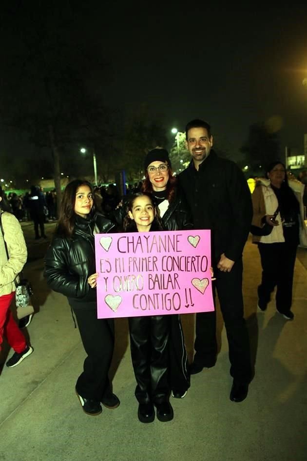 Fernanda Montemayor García, Monserrat Montemayor García, Marilú García y Luis Montemayor