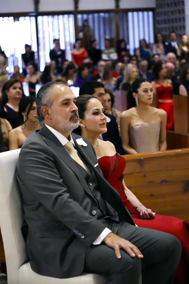 Napoleón Cantú Treviño y Karina Herrera de Cantú, papás del novio