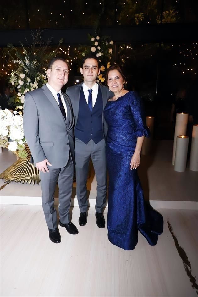 Juan Carlos Madero Lobeira, Juan Carlos Madero Ramos y Claudia Ramos de Madero, papás y hermano de la novia
