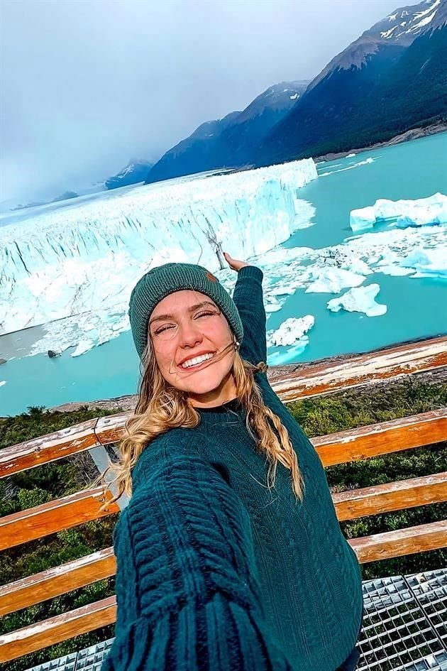 Roberta Elizondo, recorriendo el GLACIAR PERITO MORENO, EN ARGENTINA.