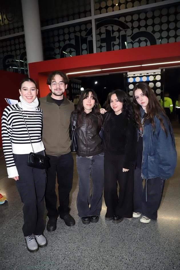 Eugenia Armendáiz, Adrián Lozano, Valeria Tamez, Natalia Lazo y María Cortazar