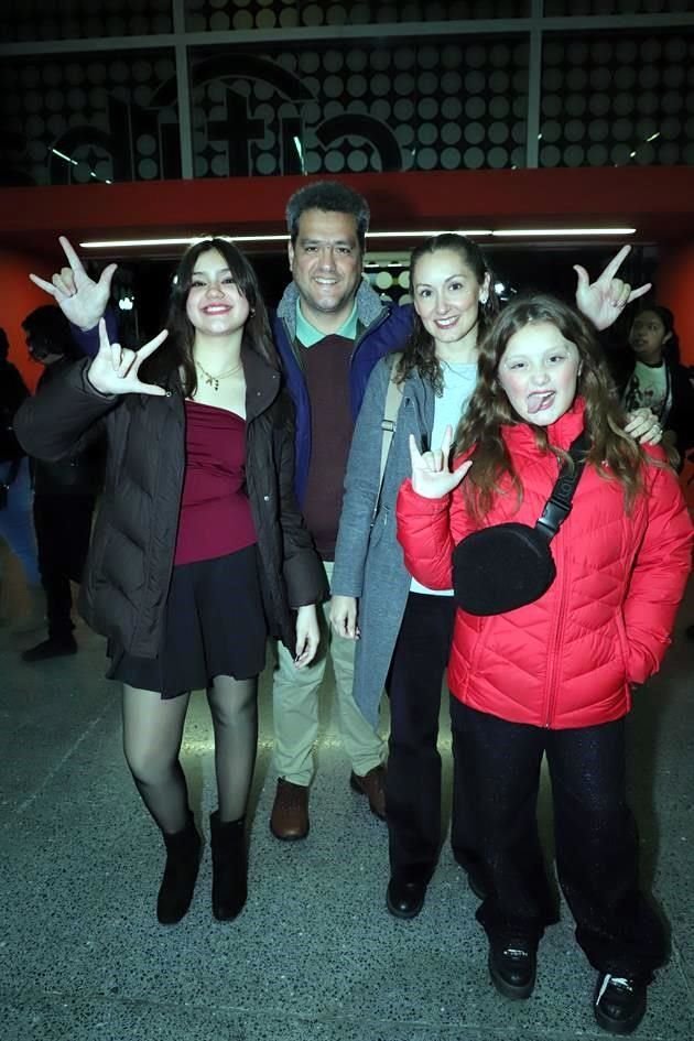 Andrea Ríos, Martín Ríos, Michelle Villagómez y Camila Ríos