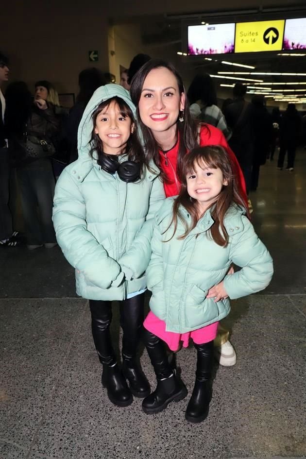 Cristina Gutiérrez de Vélez, Larissa Vélez y Vanessa Vélez