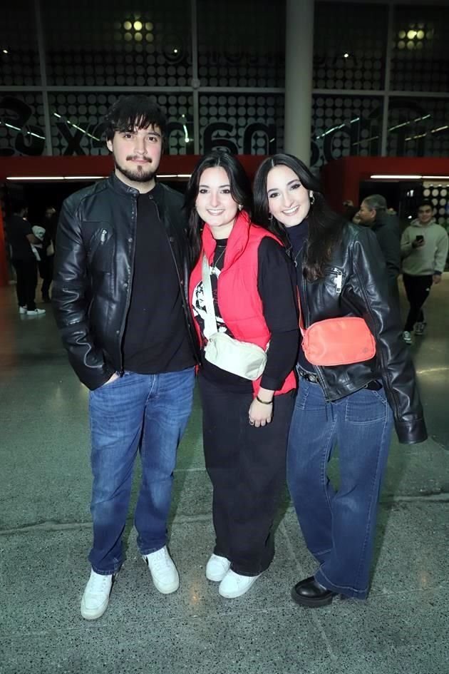 Carlos Flores, Andrea Zárate y Valeria Zárate