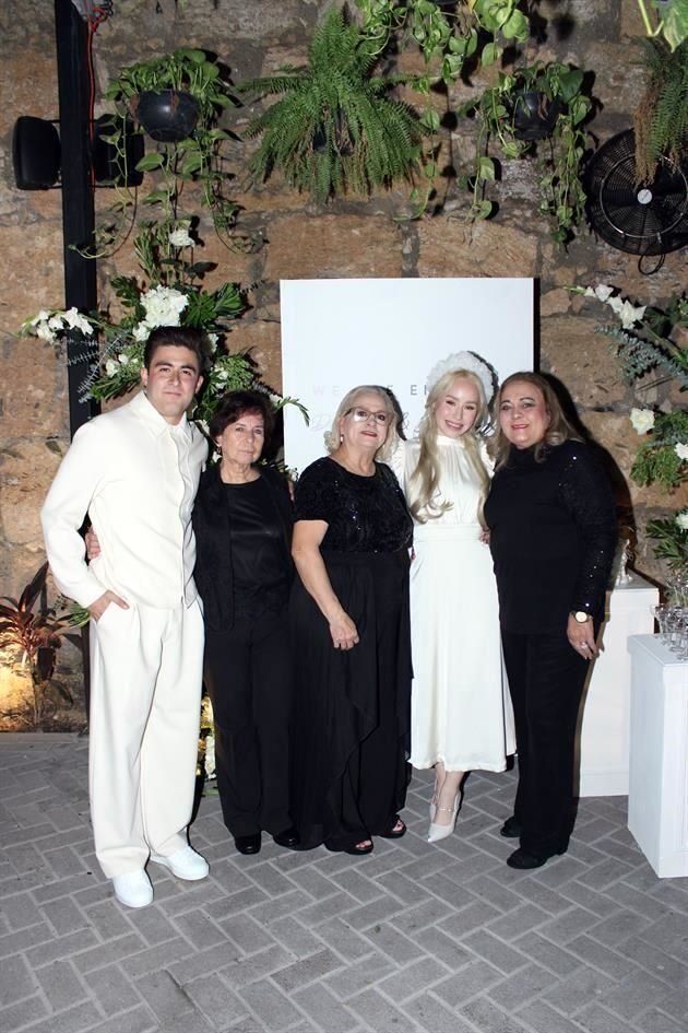 Daniel Alejandro Salinas, Lilia Minerva, Dora López, Barbara Reyes y Eva Reyes