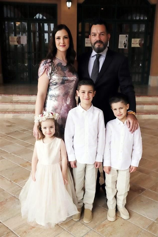 Gaby Assad de Zambrano y Claudio Zambrano con sus hijos Sofía, Claudio y Marcelo Zambrano Assad<br>
