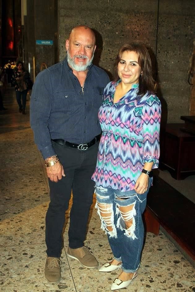 Gary García y Nidia de García