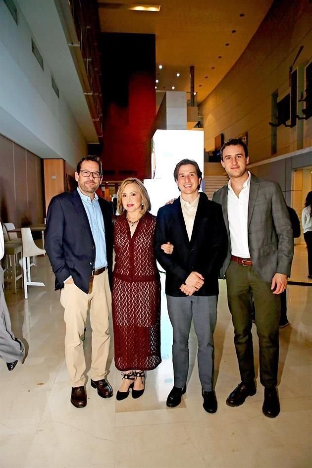 Rosendo Quintanilla, María Clariond de De la Garza, Mauricio de la Garza y Bernardo Chávez