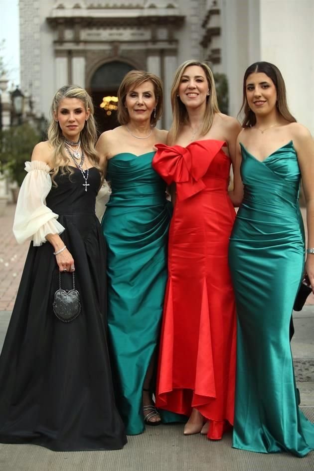 Mara Martínez, Juanita Karam, mamá del novio; Odette Martínez y Regina Saldaña