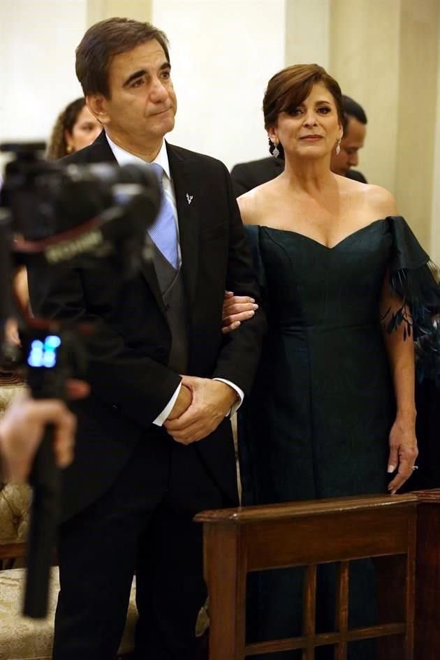 Juan Williams y Magdalena Martínez de Williams, papás de la novia
