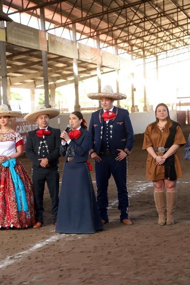 Dinorah Saldaña de Martínez, Presidente del Comité de Damas Cañón del Huajuco y Luis Lauro Martínez Lozano, Presidente de la Asociacipon de Charros Cañón del Huajuco junto a las ex reinas del Cañón de