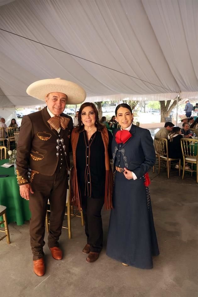 Luis Lauro Martínez, Mayra Lozano de Martínez y Dinorah Saldaña de Martínez