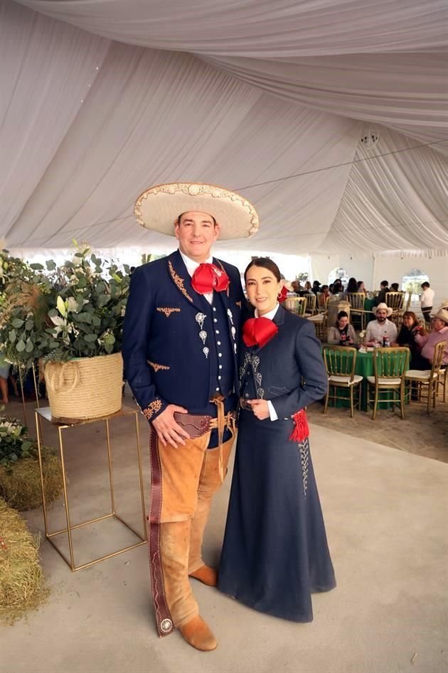 Luis Lauro Martínez Lozano, Presidente de la Asociacipon de Charros Cañón del Huajuco y Dinorah Saldaña de Martínez, Presidente del Comité de Damas Cañón del Huajuco