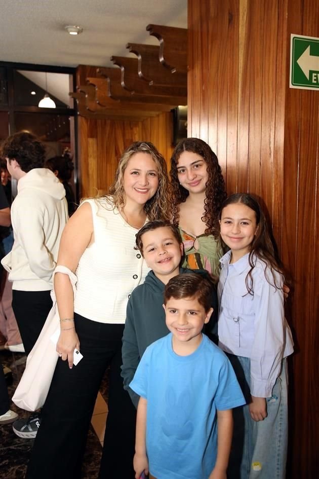 Jaqueline Sánchez, Sofía Martínez, José Pablo Gutiérrez, María Gutiérrez y José Elías Gutiérrez