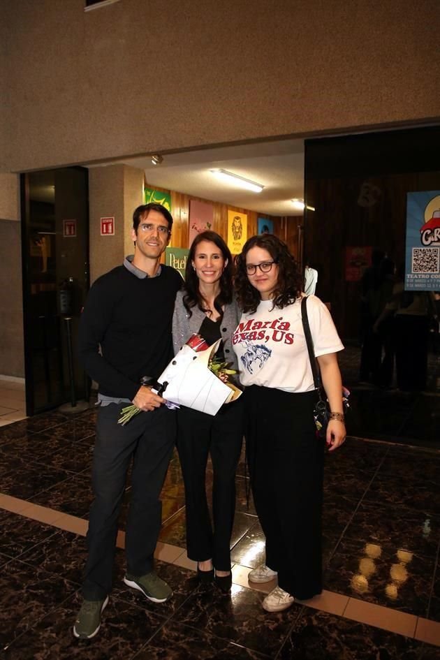 Evaristo Martínez, Yusara González de Martínez y Jimena Martínez