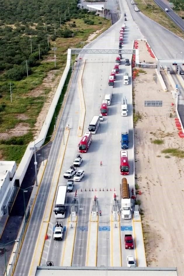 Parte rumbo a Laredo el primer contingente del Programa de Vacunación Transfronterizo.