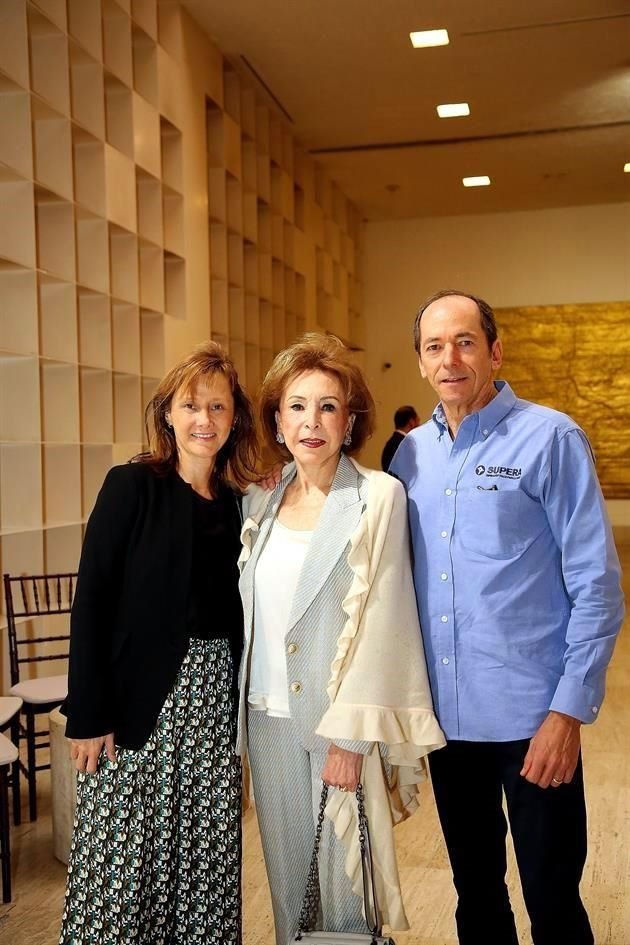 Hanna Woloski, Yolanda Santos de Garza y Federico Garza Santos