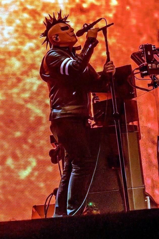 El cantante Maynard James Keenan ofreció lo mejor de sus hits en el Estadio de Beisbol.