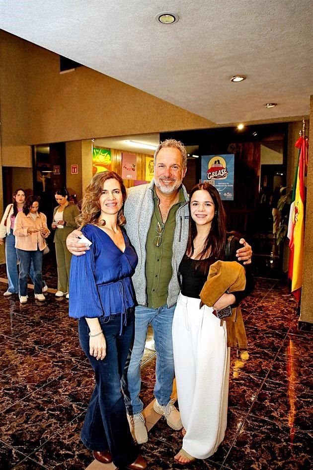 Daniela de González, Marcelo González y Krista González