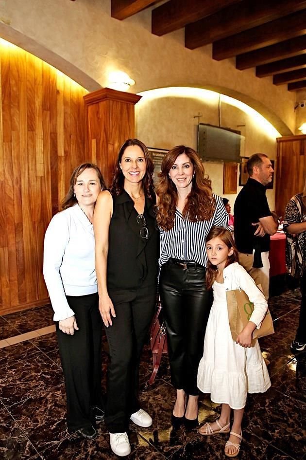 Mariana González de Camps, Yolanda Cárdenas de Martínez, Fernanda Treviño de Welsh y Sofía Welsh
