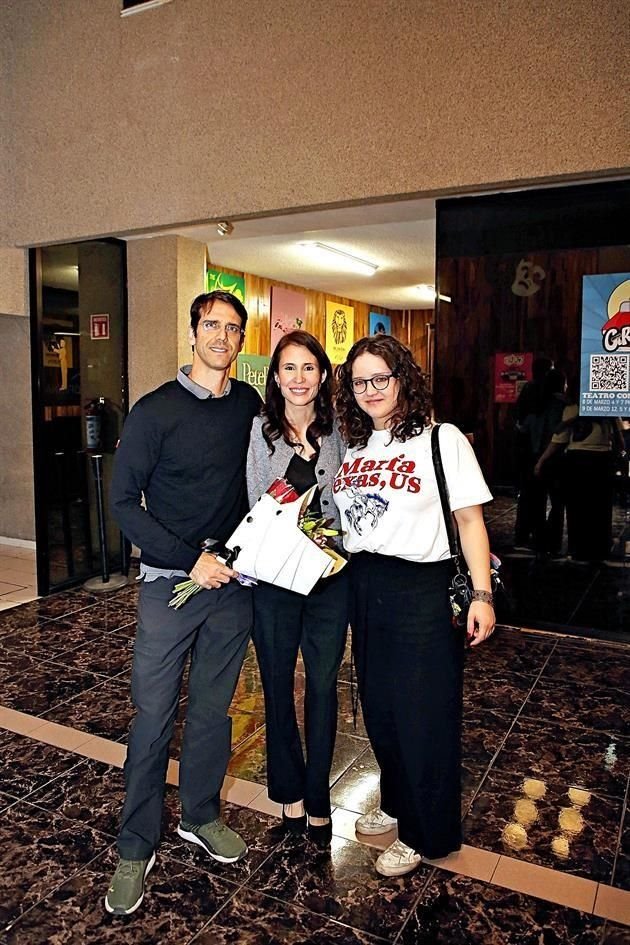 Evaristo Martínez, Yusara González de Martínez y Jimena Martínez
