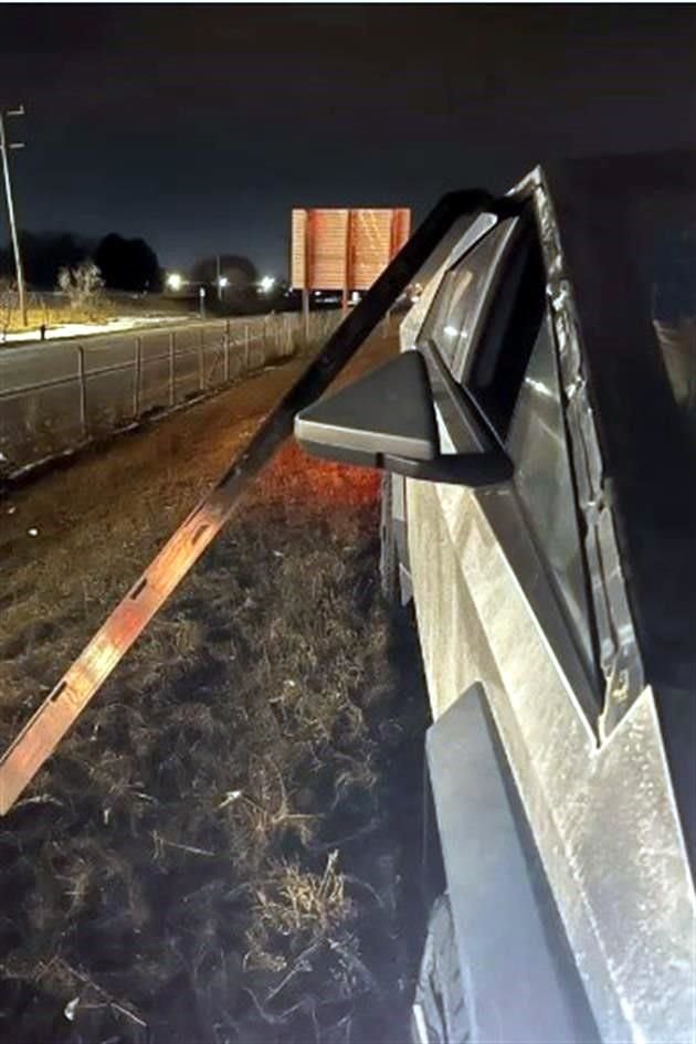Varios conductores han informado que una pieza de moldura a lo largo de la línea del techo se desprende del Cybertruck.