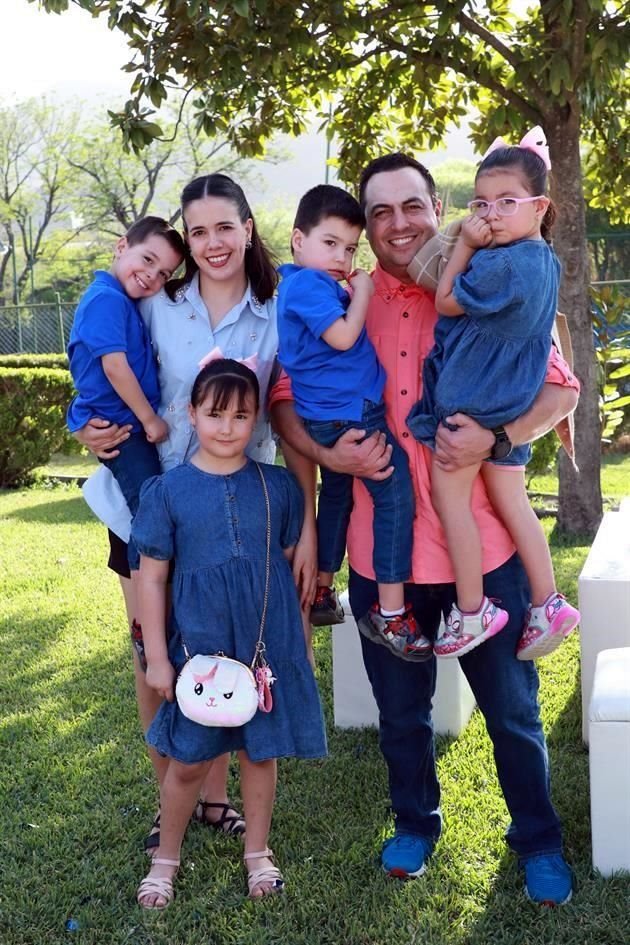 Alejandro Kipper, Ileana Moreno, Adrián Kipper, Alejandro Kipper, Ximena Kipper y Paulina Kipper