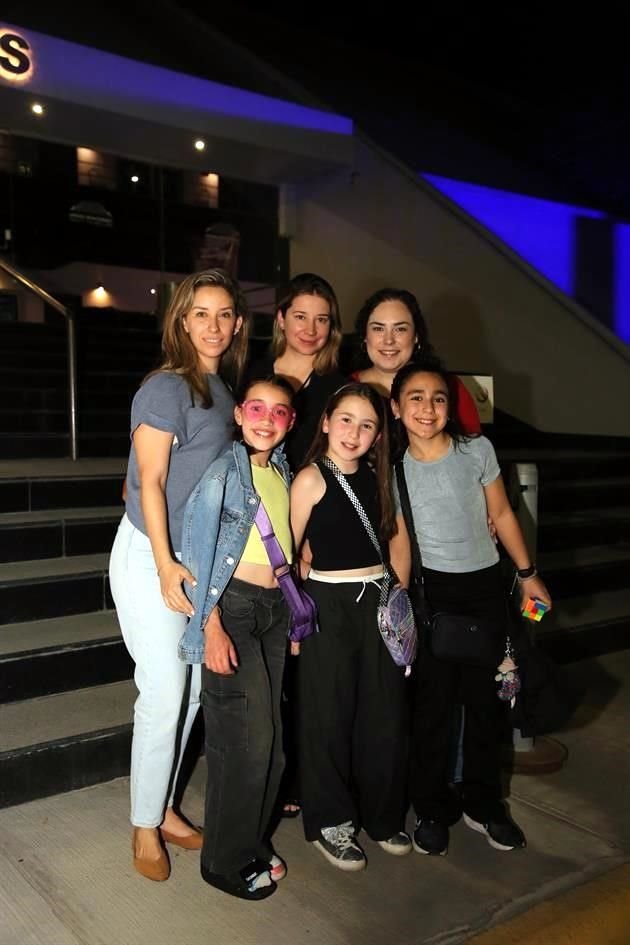 Adriana Sánchez, Christian Canales, Amparo Montemayor, Carolina Sáenz, Camila Pérez y Andrea Zapata